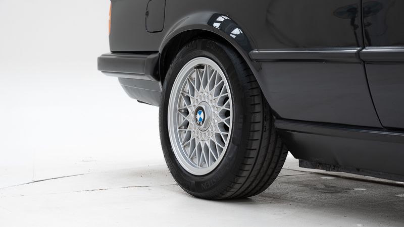 BMW  320i \'90 