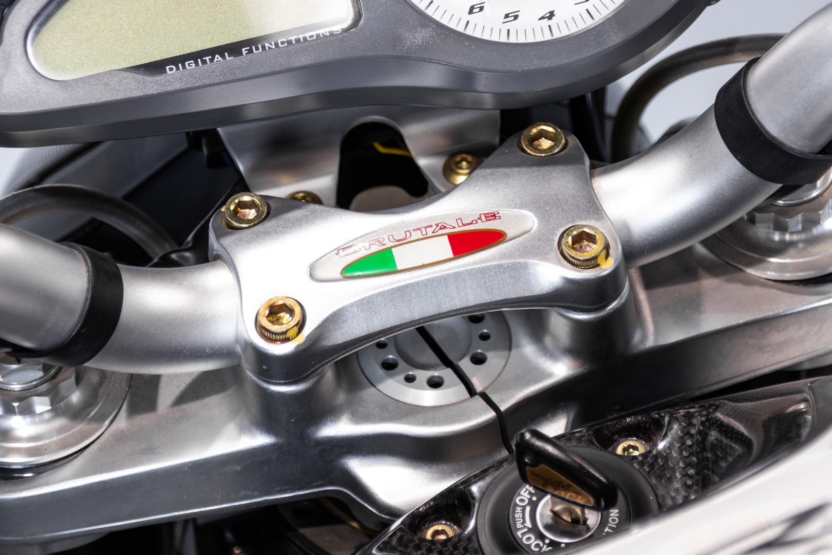 MV Agusta BRUTALE 910 R CORSE TITANIUM n°3/33 