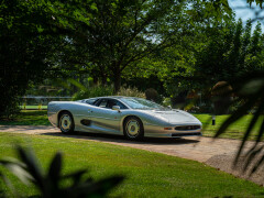 Jaguar XJ 220 